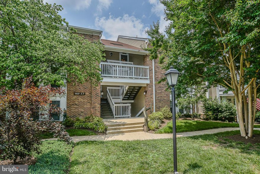 Largest Fairfax condo model in Heatherlea! 2 bedrooms and den! Bright and sunny, open floor plan from kitchen into great room! Vaulted ceilings and cozy fireplace! Extra storage! Tons of upgrades and recent updates! New granite/sink in kitchen, fresh paint throughout!  Move-in ready! Amazing community with pool and walking distance to Shirlington Village, bike path/trails and dog park!