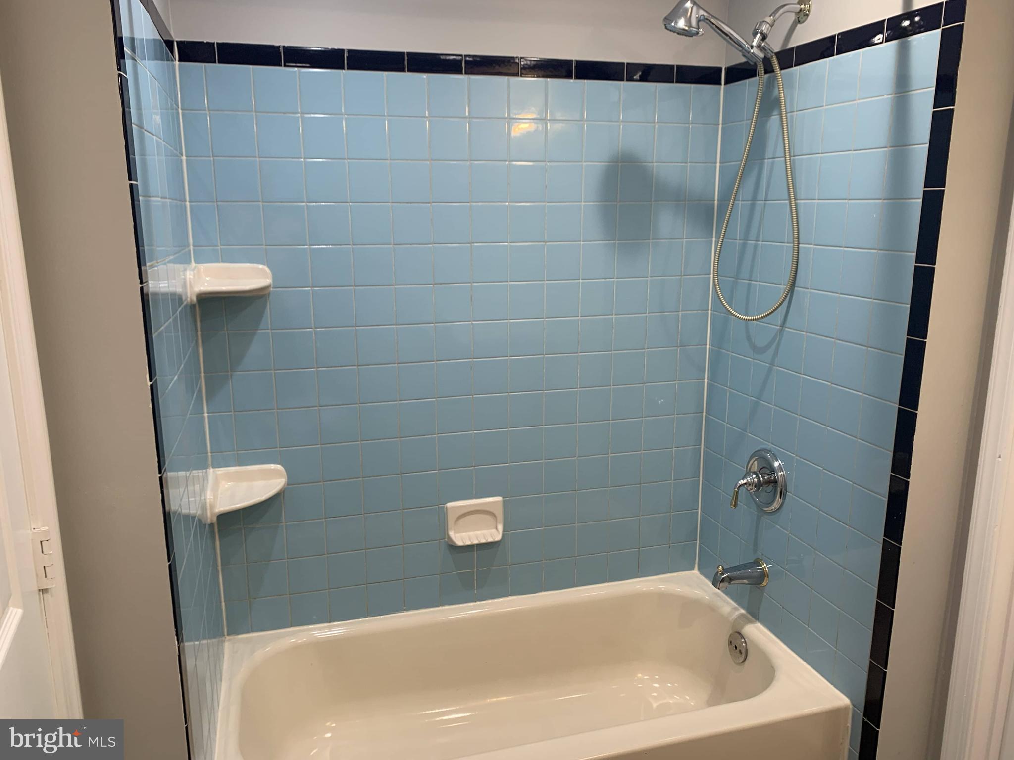 GUNNERS LAKE VILLAGE - Residential Lease