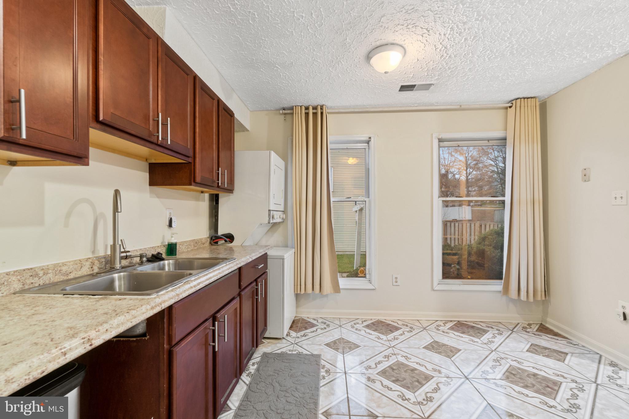 HILLCREST TOWNE - Residential