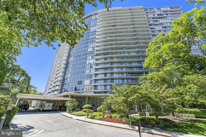 Motivated Seller!!!Newly updated and ready to move-in 1-bedroom 1-bathroom facing the park. Wall to wall carpet and windows with awesome views of the park and center city. Open floor plan and newer stainless steel appliances makes this one of the best units available. Close to major commuting routes, public transportation ,shopping, restaurant's and schools. Park Plaza is a full service hi-rise building with all amenities. indoor outdoor pool, tennis court and health club and patio . Garage and storage lockers, doorman and front desk person 24hrs 7 days a week with maintenance and management on premises. Easy to show .