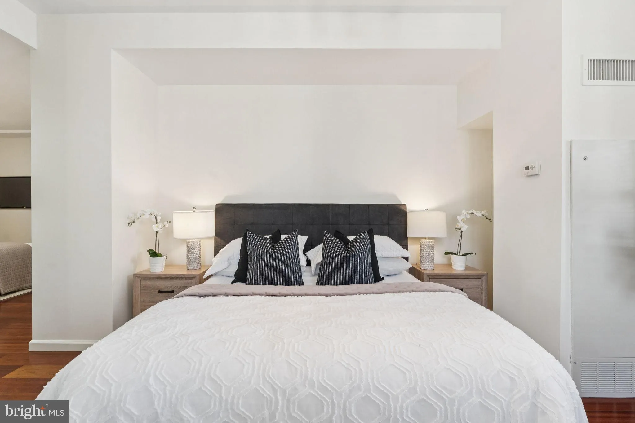 Philadelphia, Pennsylvania 19102, United States, 2 Bedrooms Bedrooms, ,2 BathroomsBathrooms,Residential,Active,221727