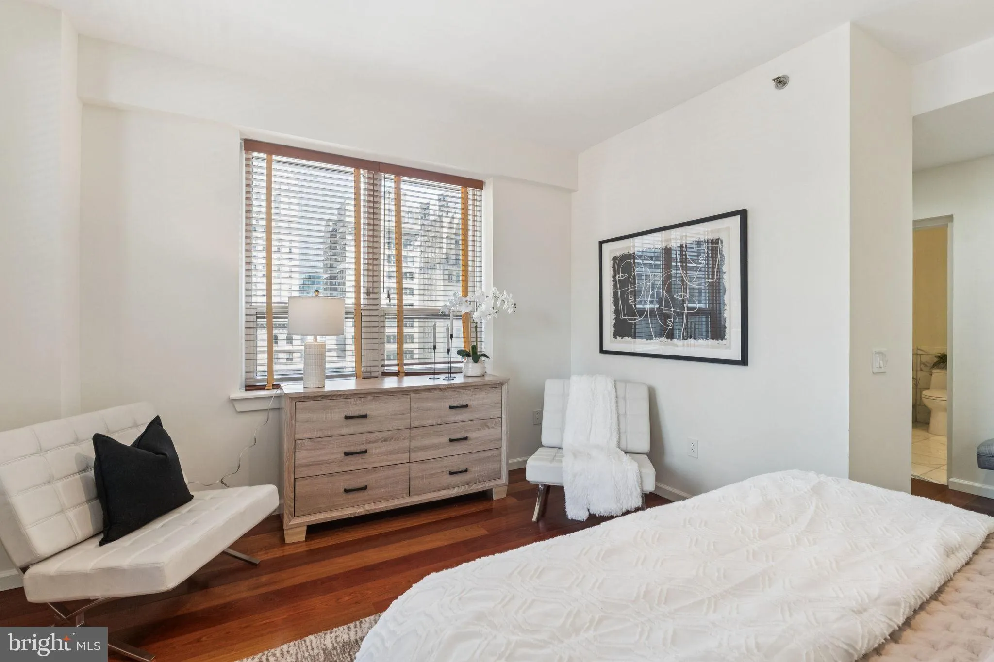 Philadelphia, Pennsylvania 19102, United States, 2 Bedrooms Bedrooms, ,2 BathroomsBathrooms,Residential,Active,221727