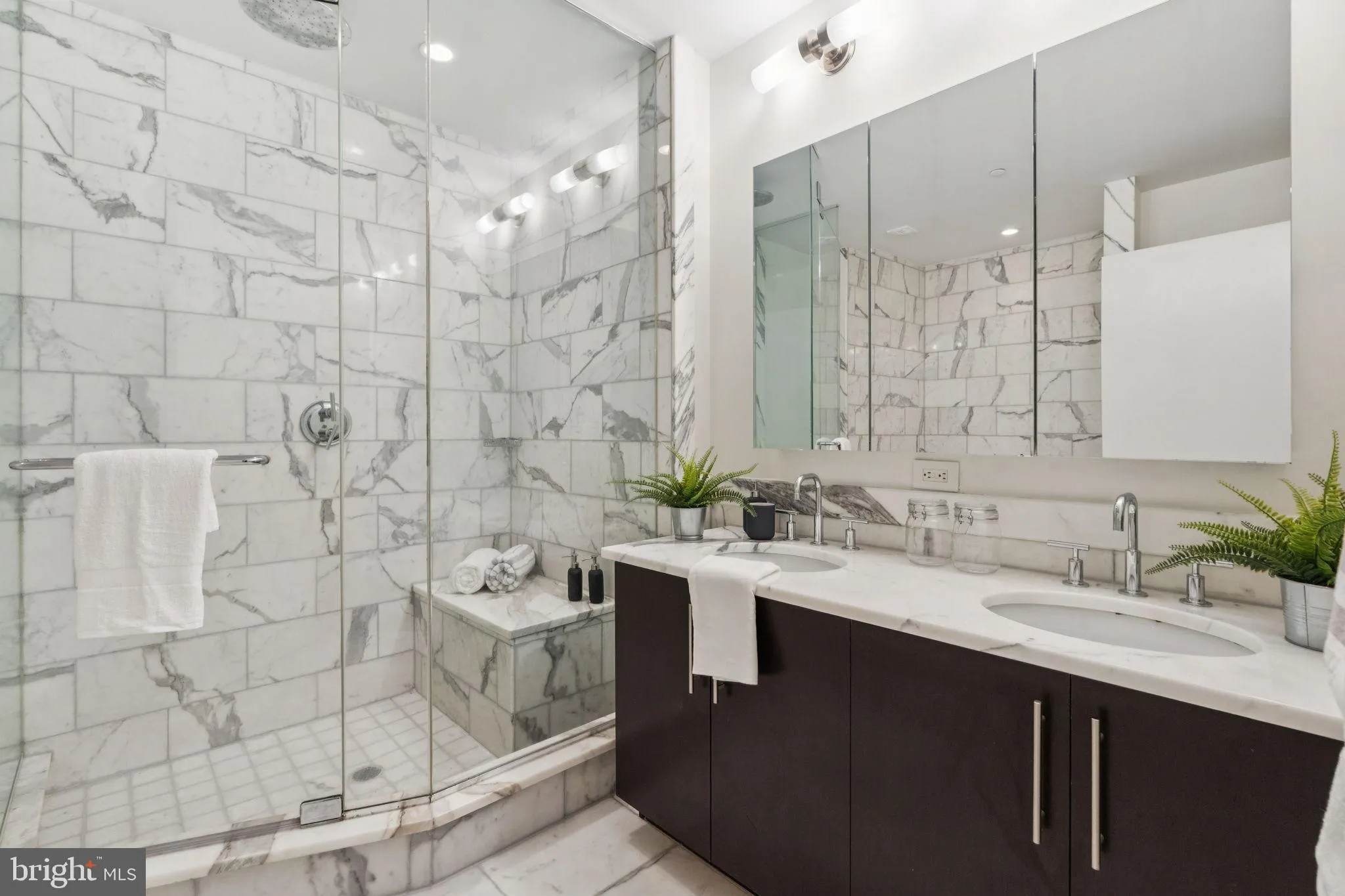 Philadelphia, Pennsylvania 19102, United States, 2 Bedrooms Bedrooms, ,2 BathroomsBathrooms,Residential,Active,221727