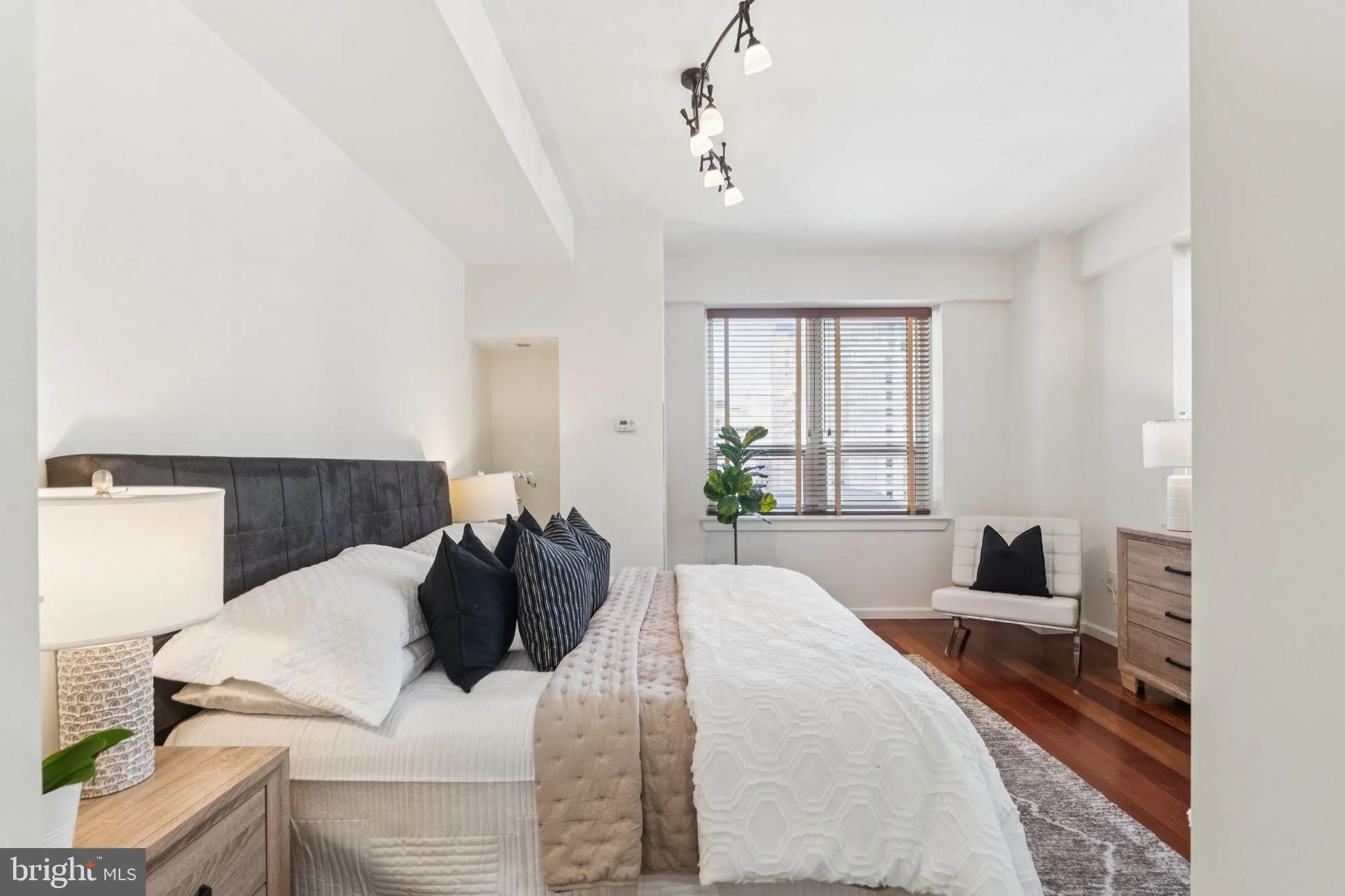 Philadelphia, Pennsylvania 19102, United States, 2 Bedrooms Bedrooms, ,2 BathroomsBathrooms,Residential,Active,221727