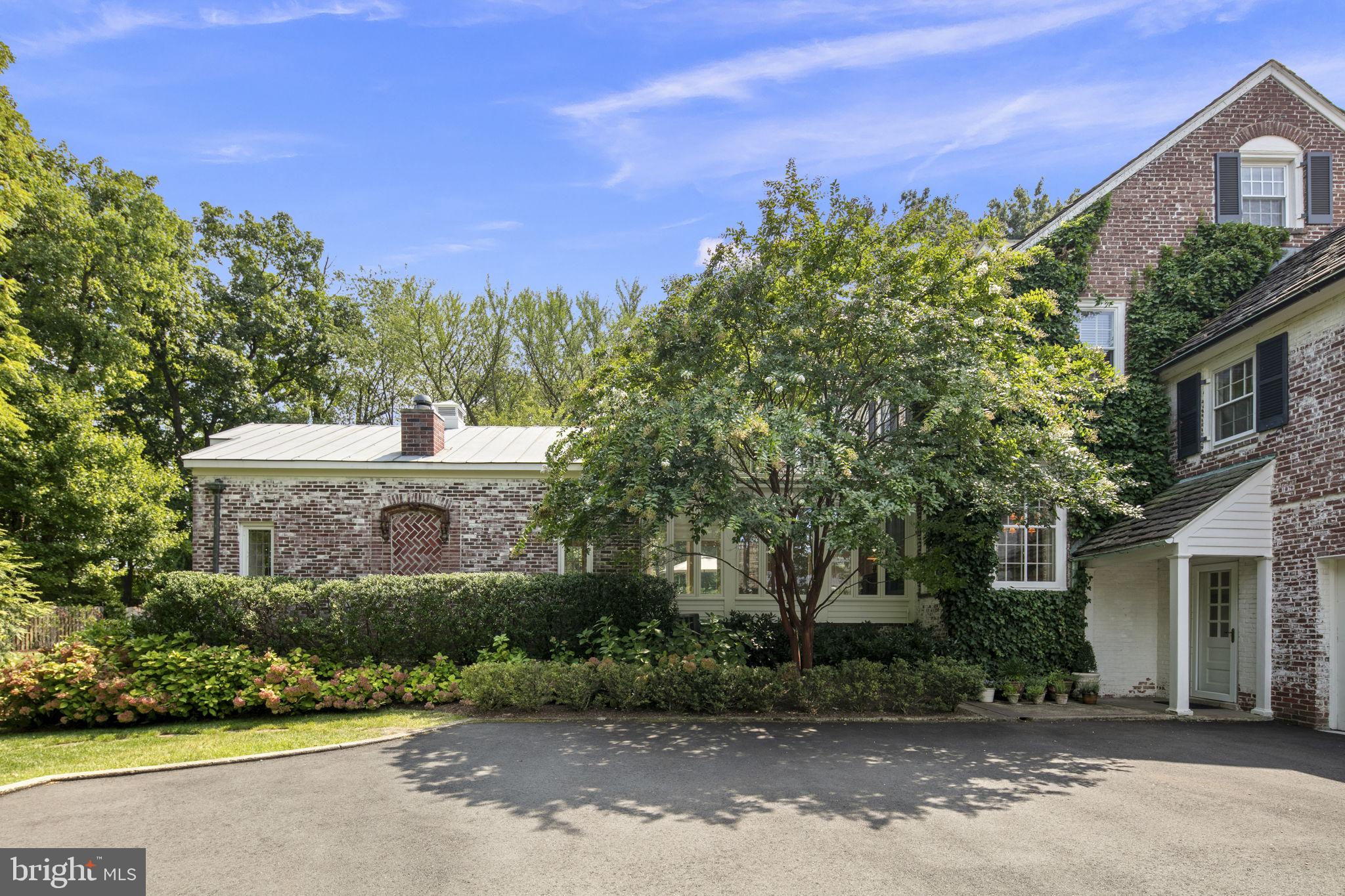 COUNTRY CLUB HILLS - Residential