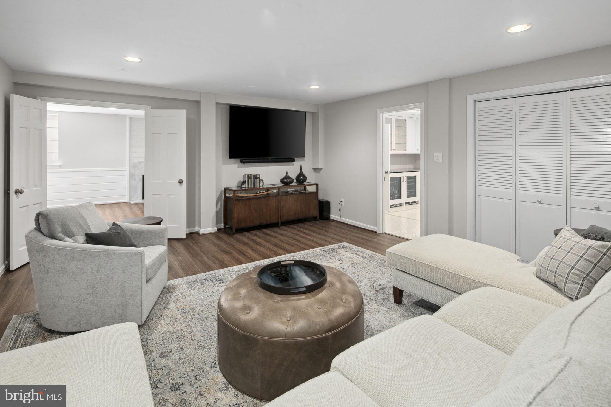 COUNTRY CLUB HILLS - Residential