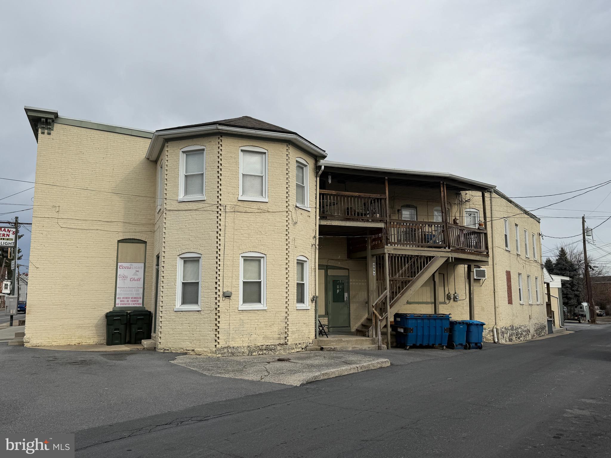 Main image without alt text