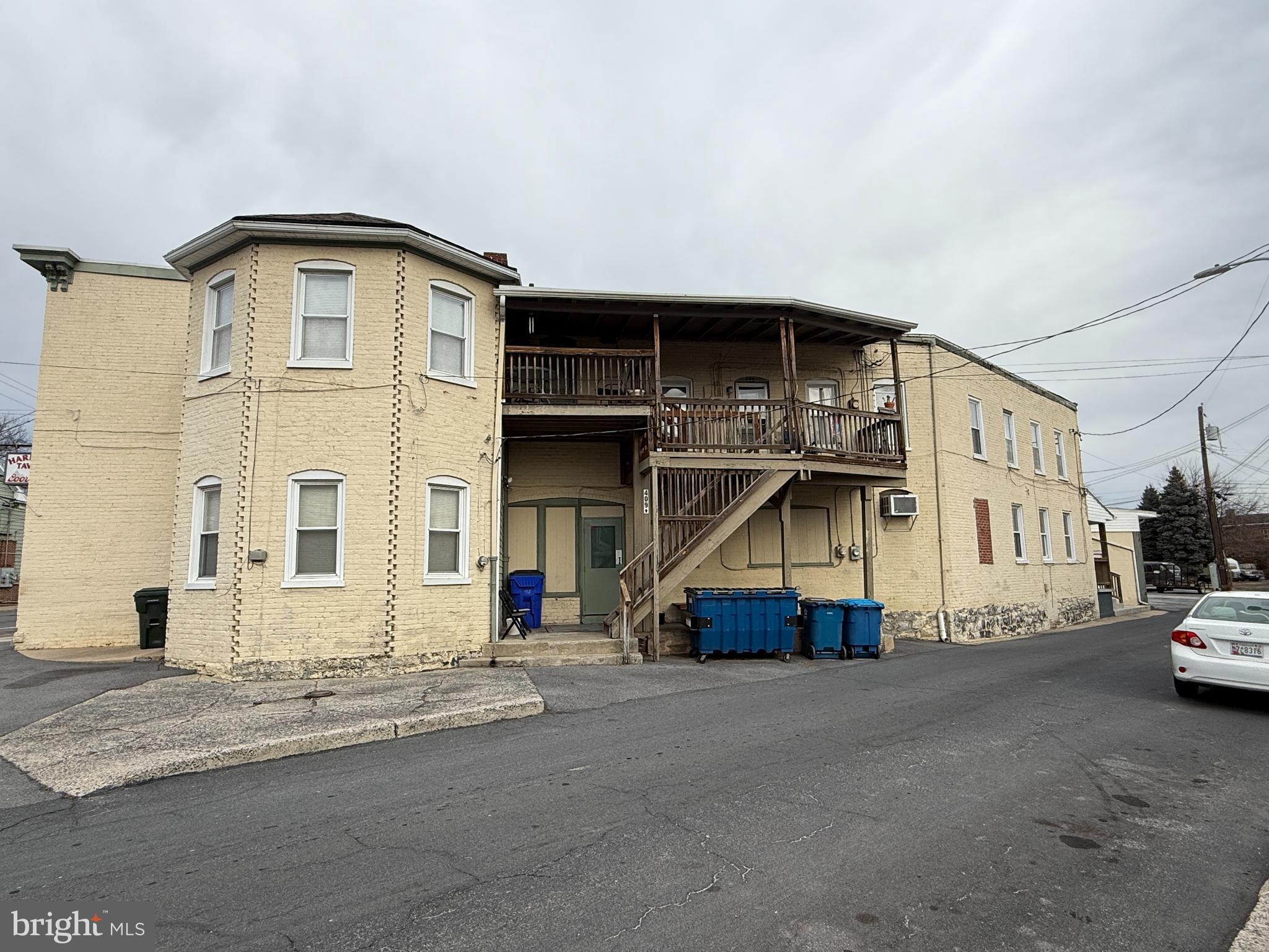 Main image without alt text