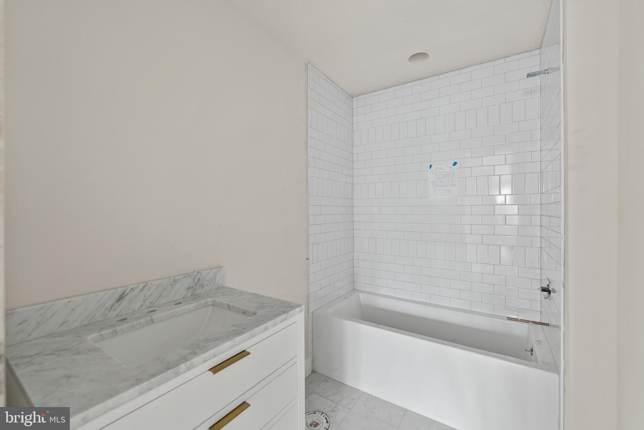 LYON VILLAGE - Residential