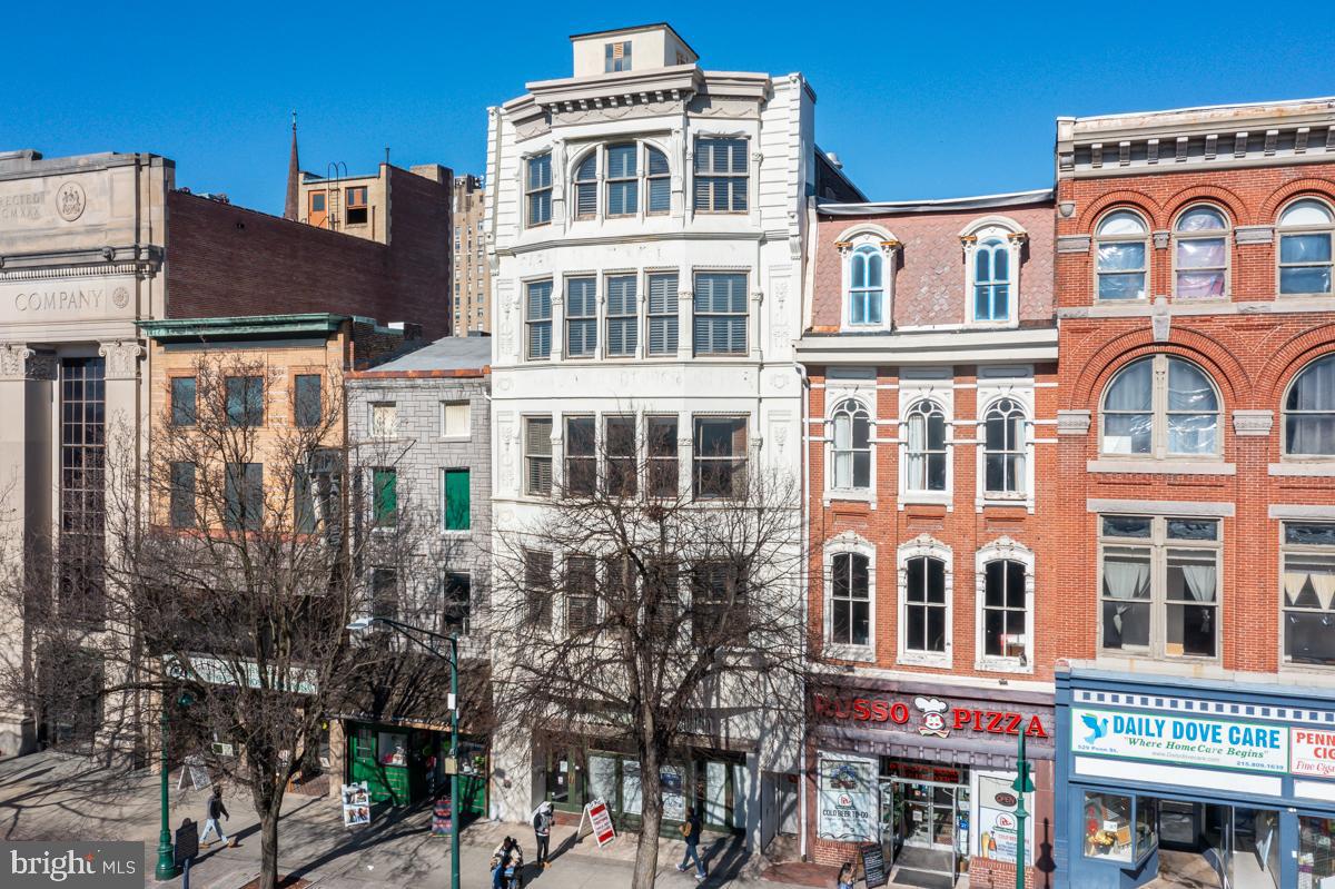 925 Penn St. is a 5th floor commercial space available for lease. This currently is a 2200sq ft open space but landlord is able to build out to fit your needs. It is the top floor of the building accessed by an elevator and also a stairwell to the 5th floor. Zoning allows for alot of options. Contact listing agent for showing.