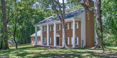 Photo of 8130 Viola Street, SPRINGFIELD, VA 22152 (MLS # VAFX2313016)