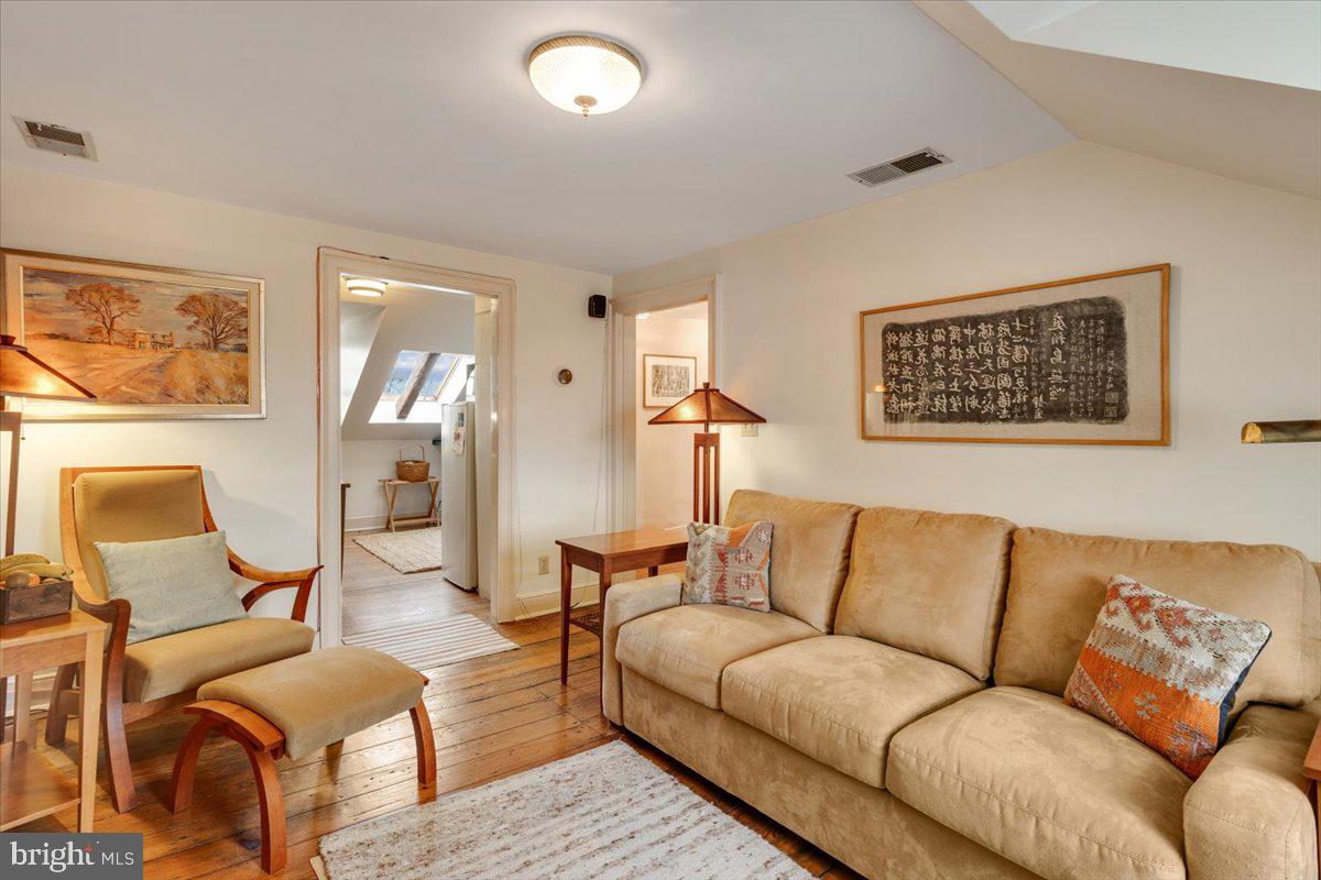 OLD TOWN ALEXANDRIA - Residential Income