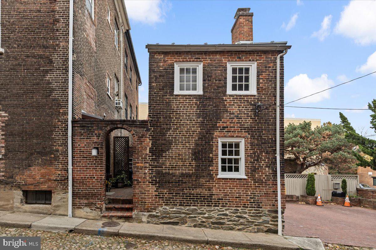 OLD TOWN ALEXANDRIA - Residential Income