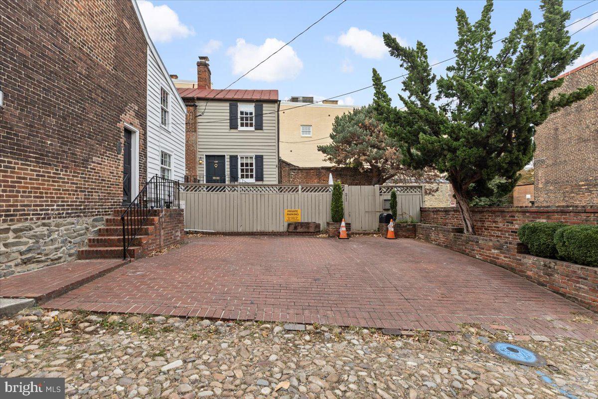 OLD TOWN ALEXANDRIA - Residential Income