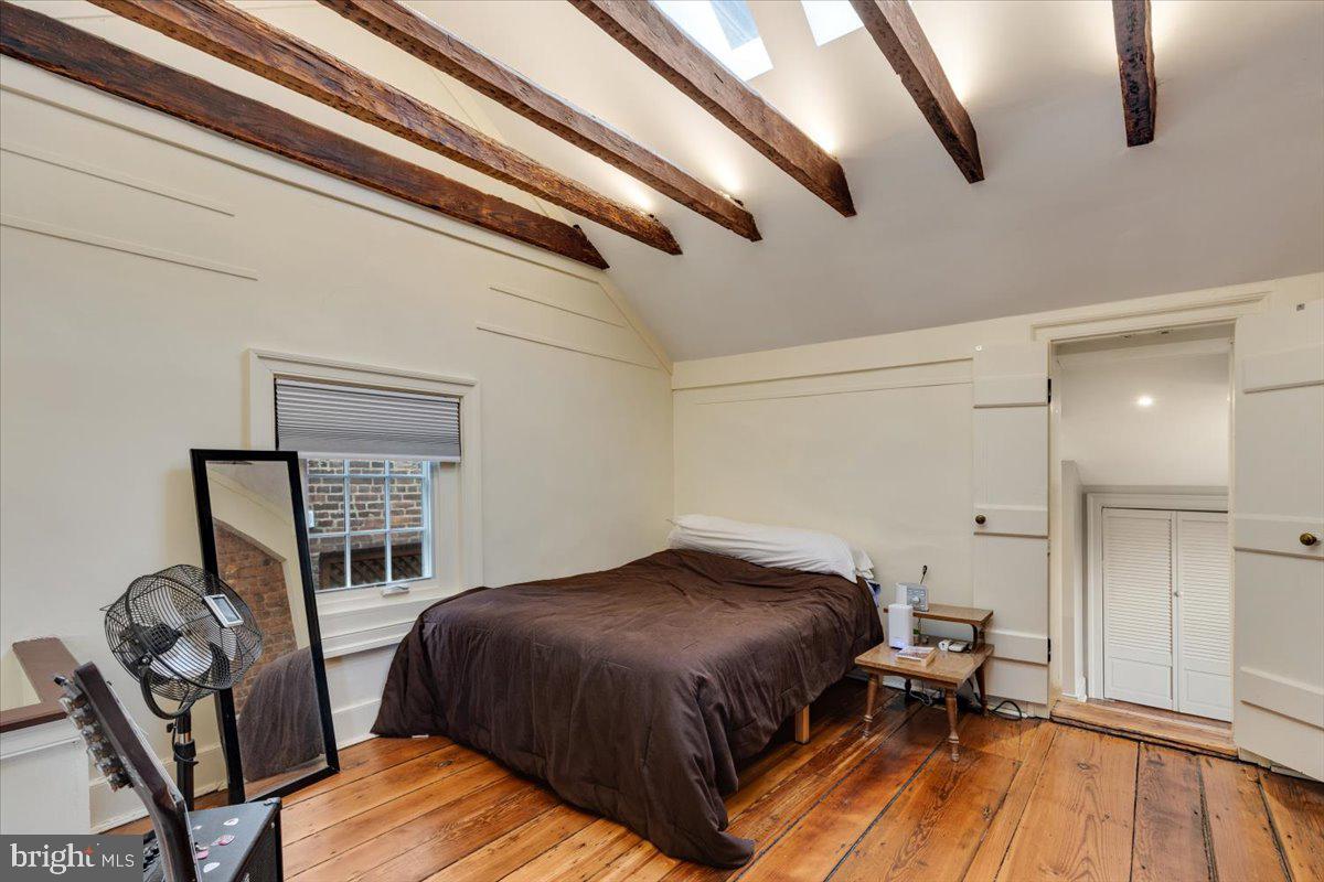 OLD TOWN ALEXANDRIA - Residential Income