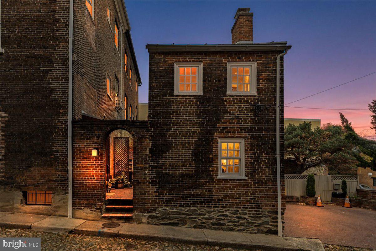 OLD TOWN ALEXANDRIA - Residential Income