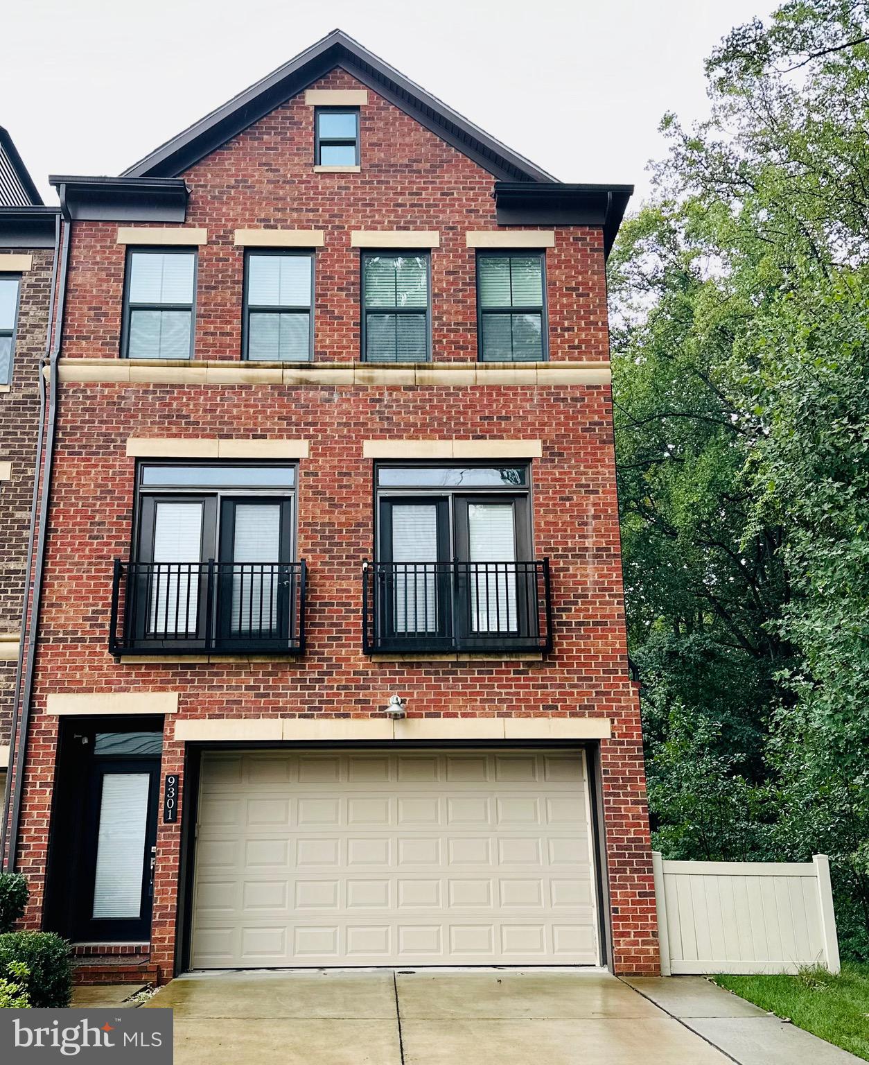 METRO ROW - Residential