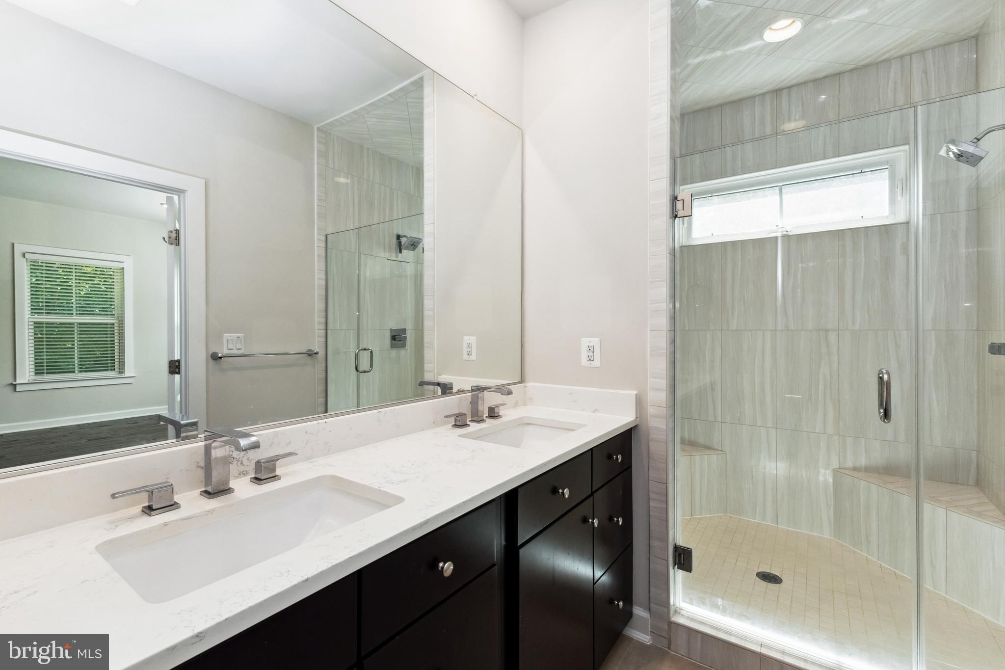 METRO ROW - Residential