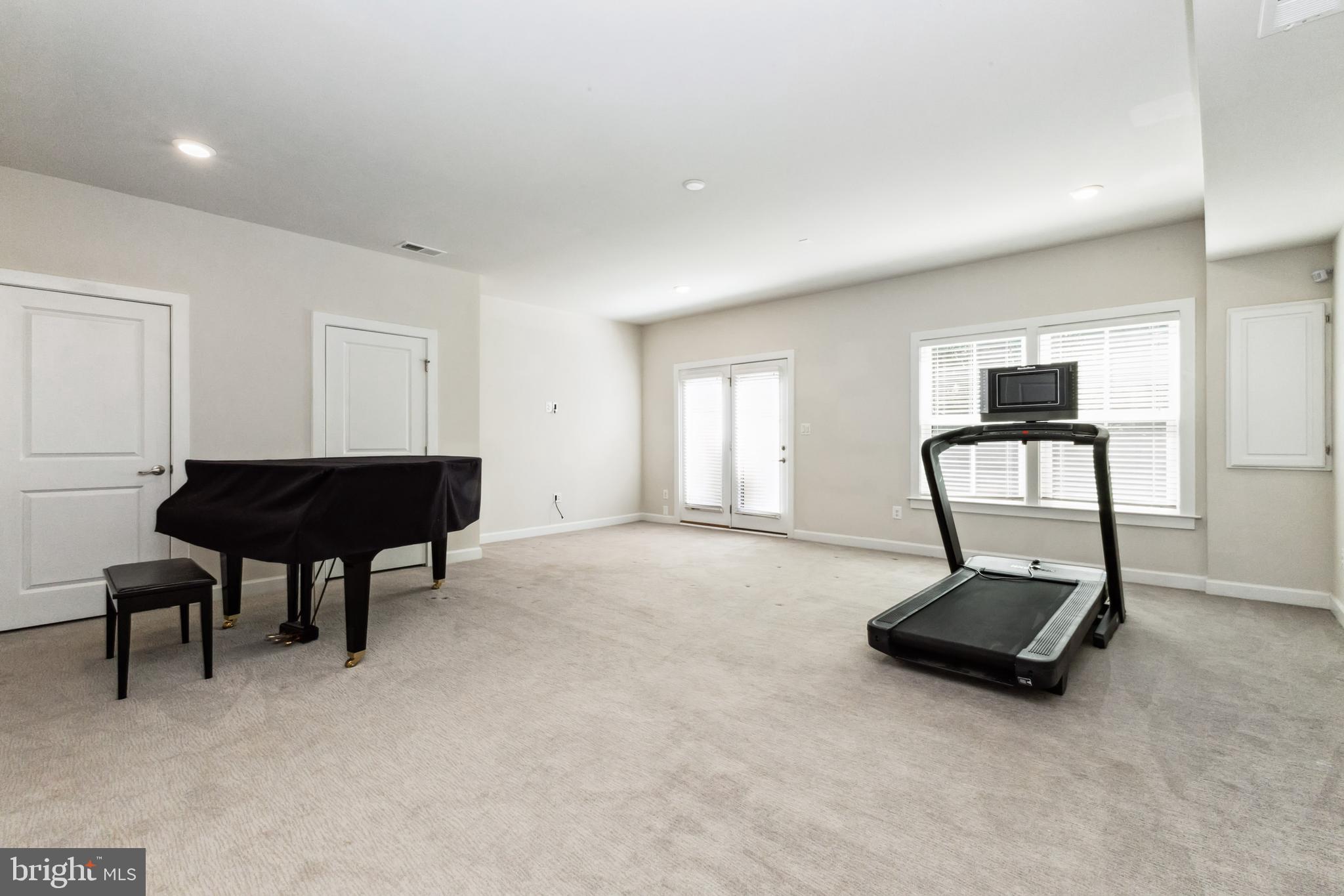 METRO ROW - Residential