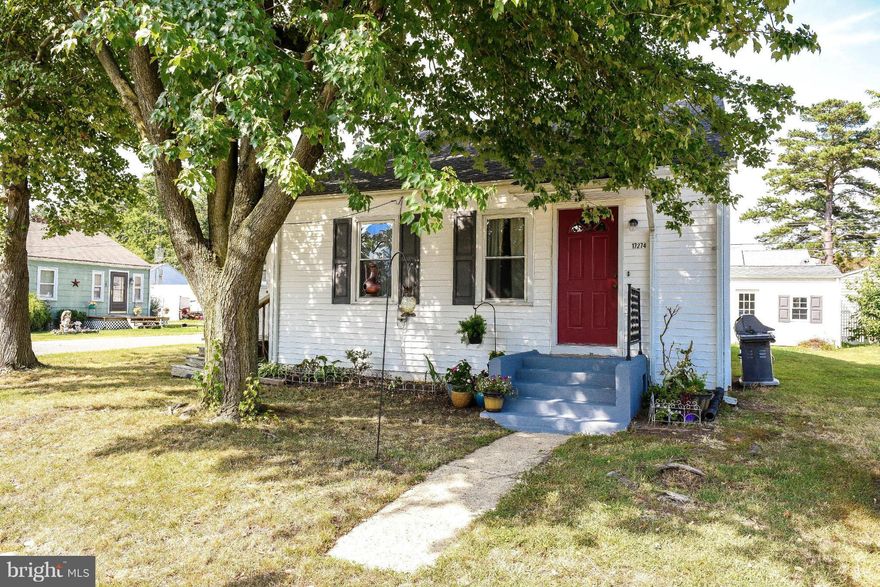 Cute 3 bed 1 bath cottage in Piney Point.  Minutes walk to public boat ramp and historic Piney Point Lighthouse. Beautiful Original hardwood floors throughout the home, updated kitchen and bathroom with all your modern conveniences. Shed in the back yard for additional storage. Quick drive from Pax NAS, Solomons, shopping, yet far enough away to escape your daily stresses. A MUST SEE!