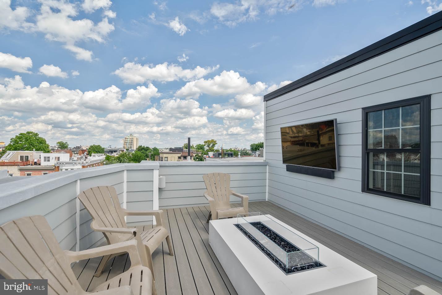 QUEEN VILLAGE - Residential