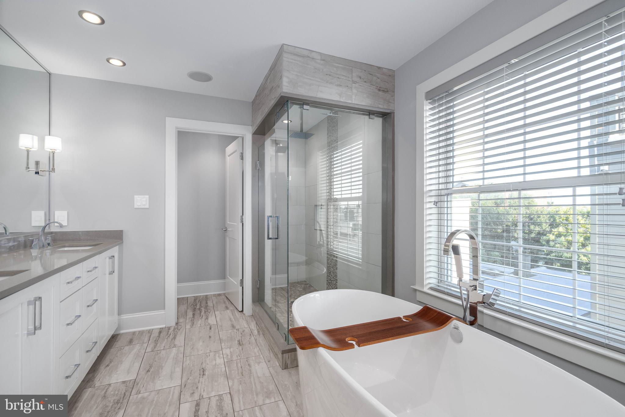 QUEEN VILLAGE - Residential