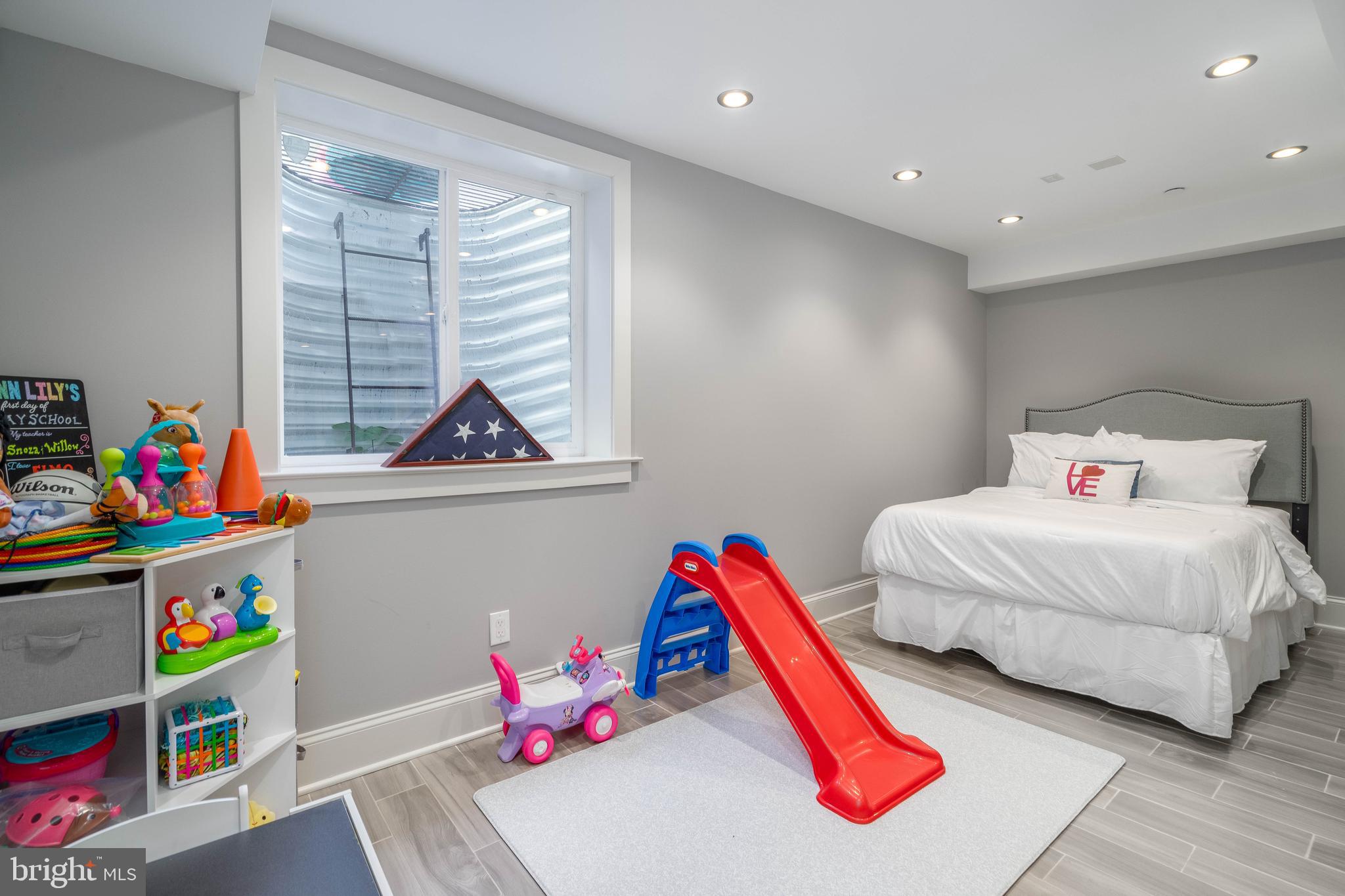 QUEEN VILLAGE - Residential