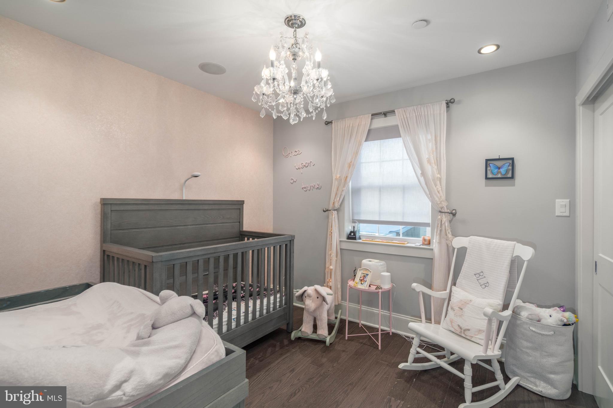 QUEEN VILLAGE - Residential