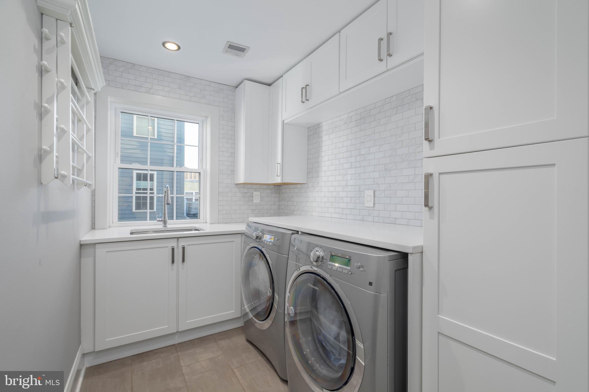 QUEEN VILLAGE - Residential