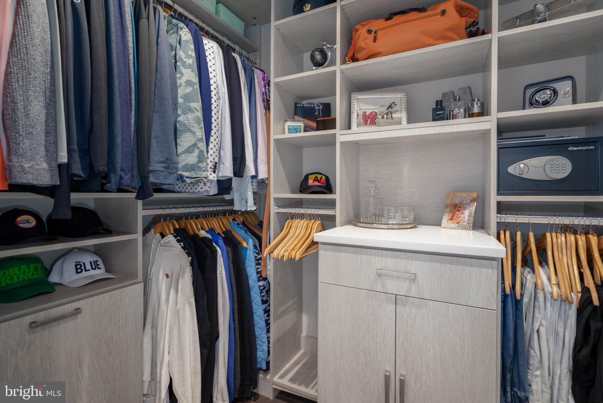 QUEEN VILLAGE - Residential