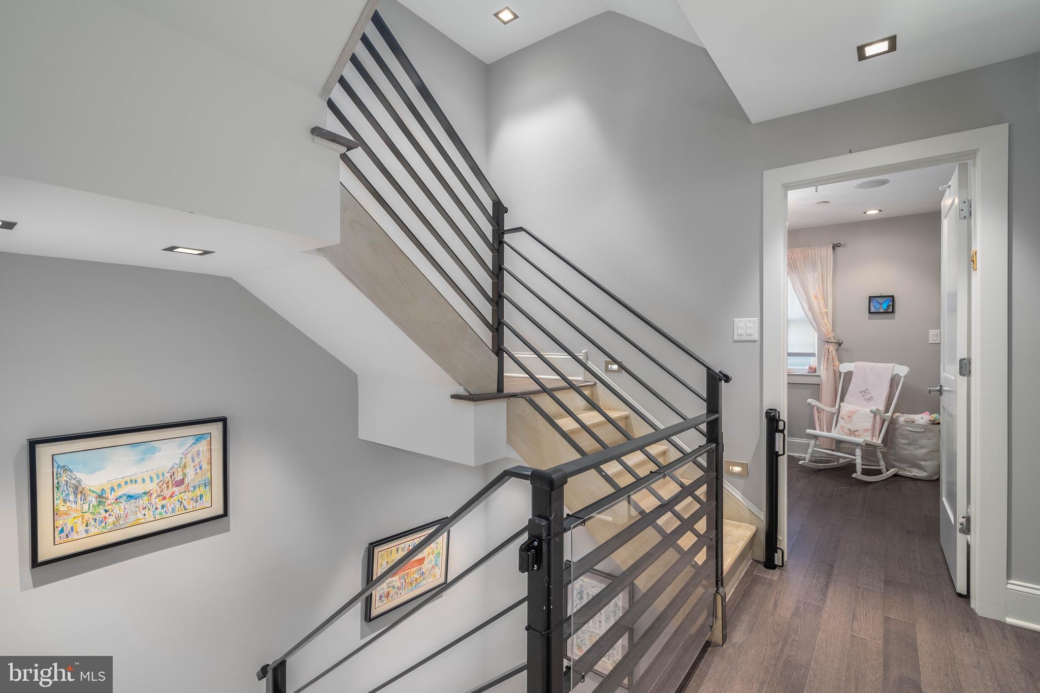 QUEEN VILLAGE - Residential