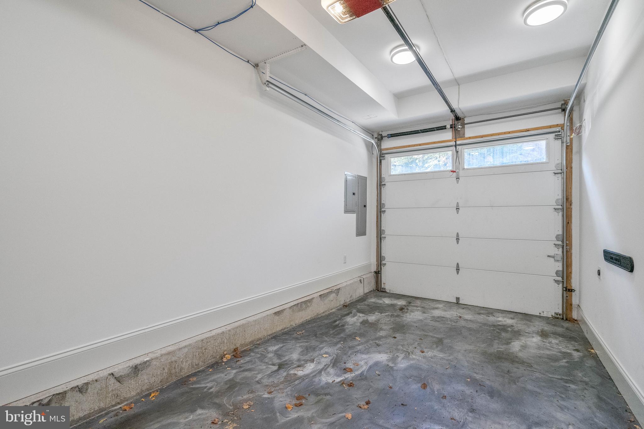 QUEEN VILLAGE - Residential