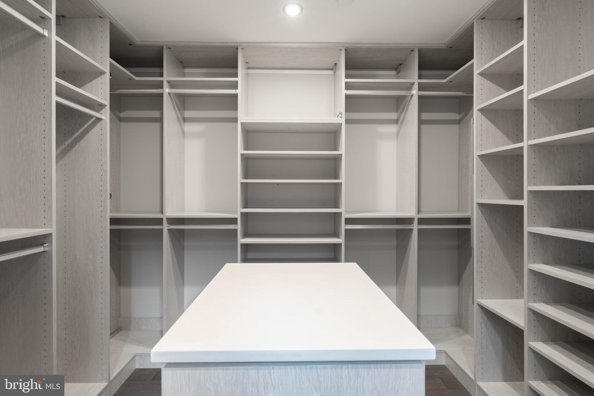 QUEEN VILLAGE - Residential