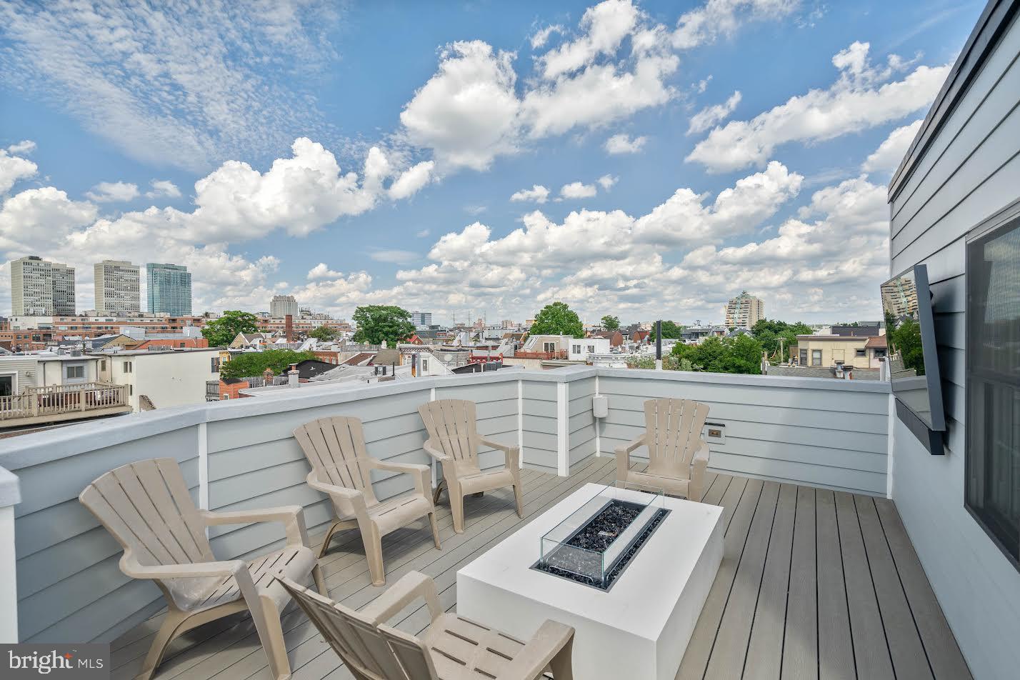 QUEEN VILLAGE - Residential