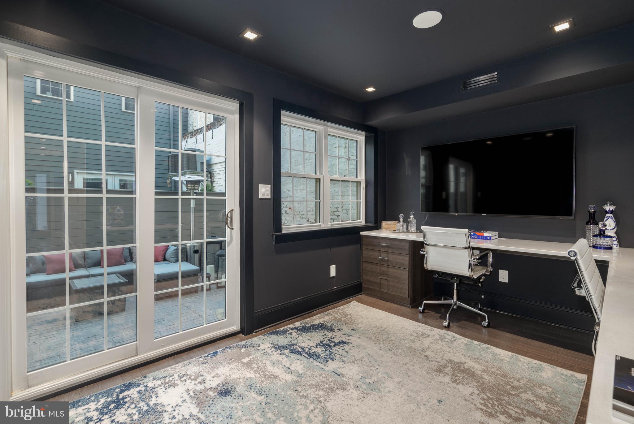 QUEEN VILLAGE - Residential