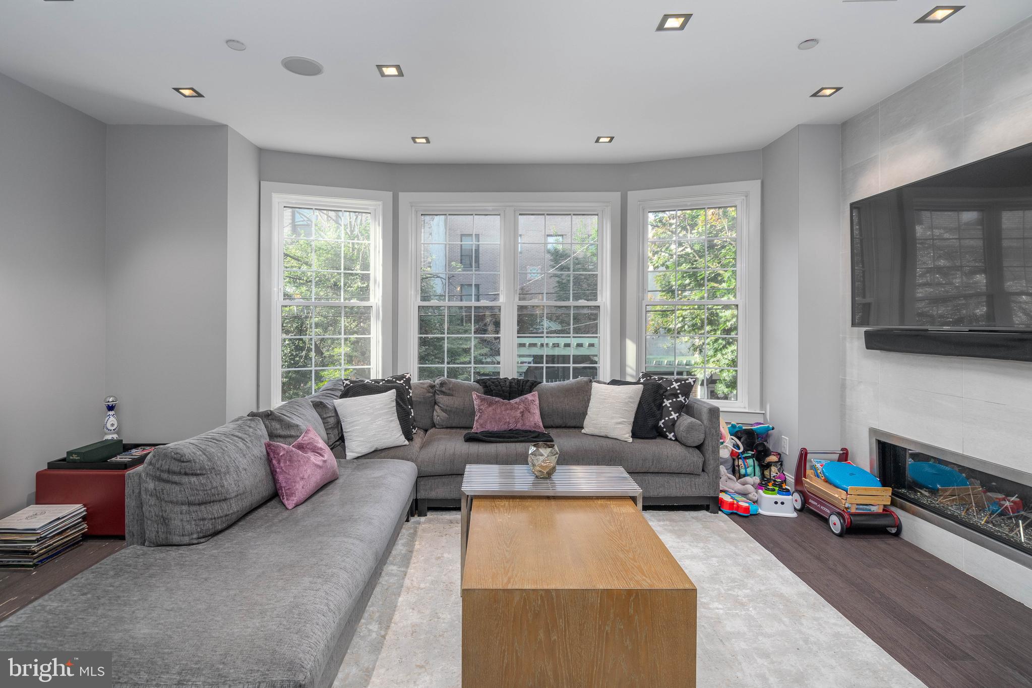 QUEEN VILLAGE - Residential