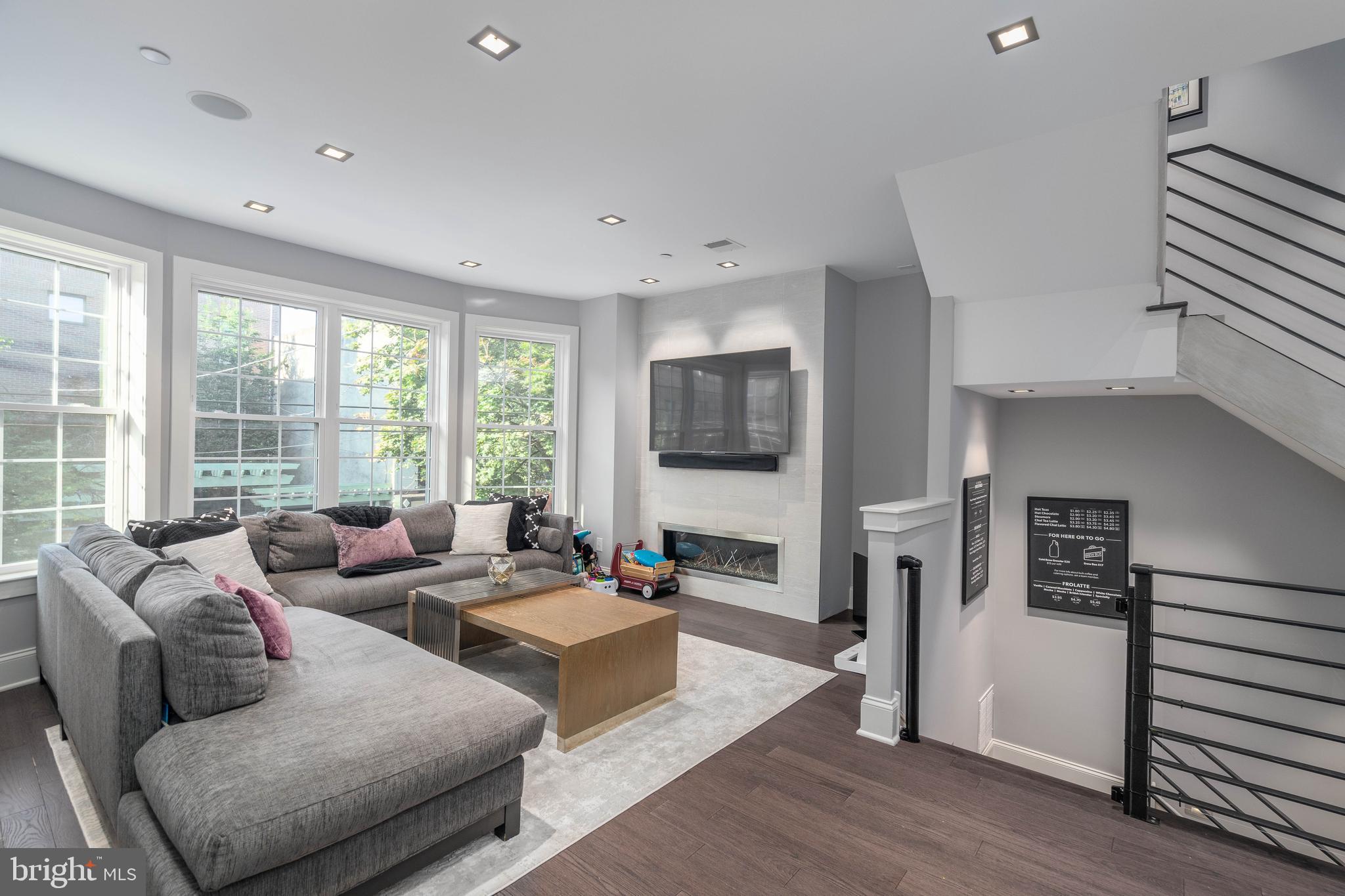 QUEEN VILLAGE - Residential