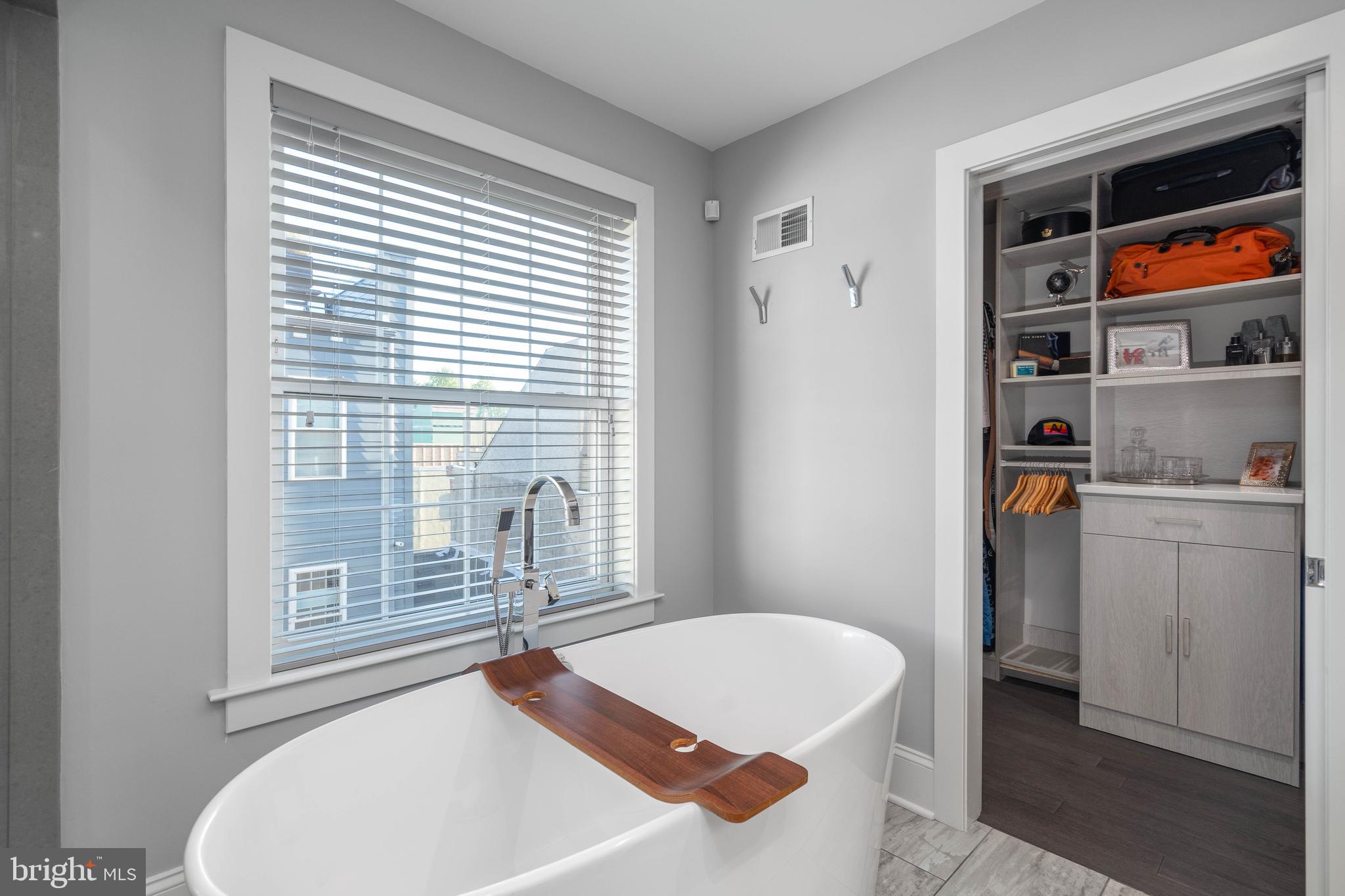 QUEEN VILLAGE - Residential