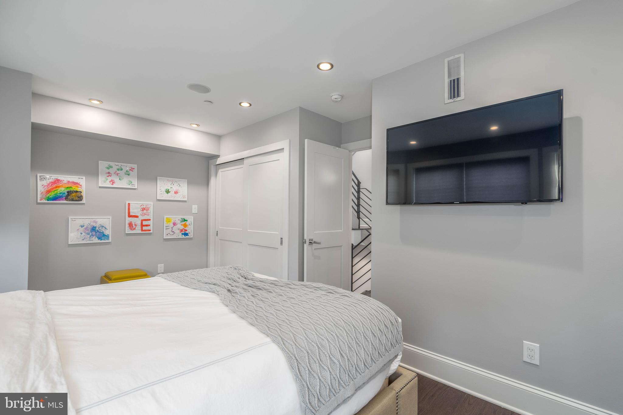 QUEEN VILLAGE - Residential