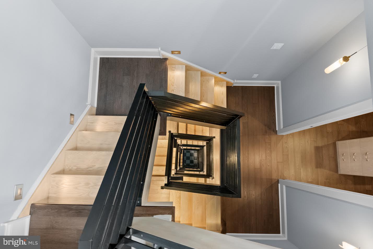 QUEEN VILLAGE - Residential