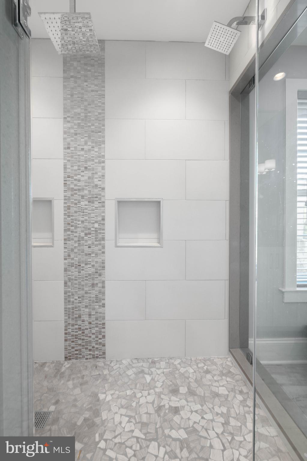 QUEEN VILLAGE - Residential