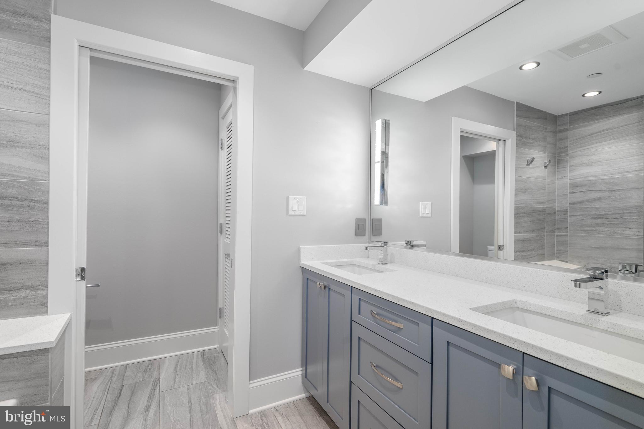 QUEEN VILLAGE - Residential