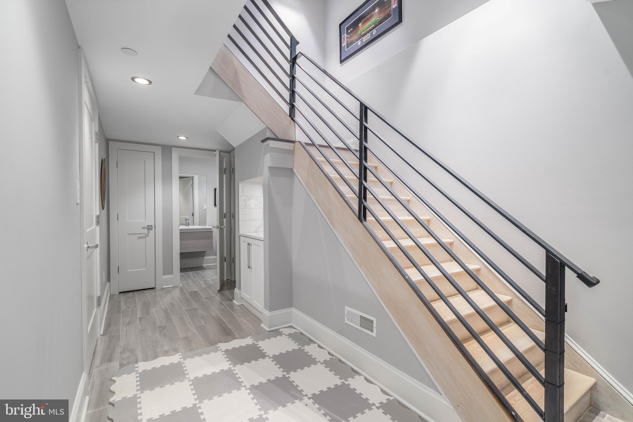 QUEEN VILLAGE - Residential