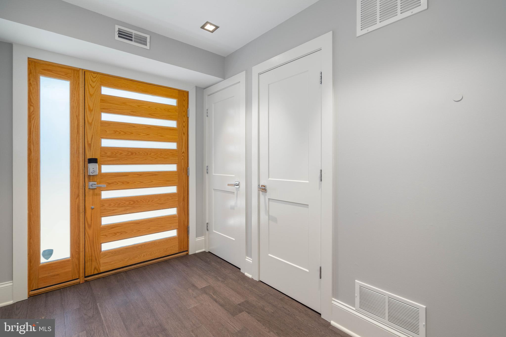 QUEEN VILLAGE - Residential