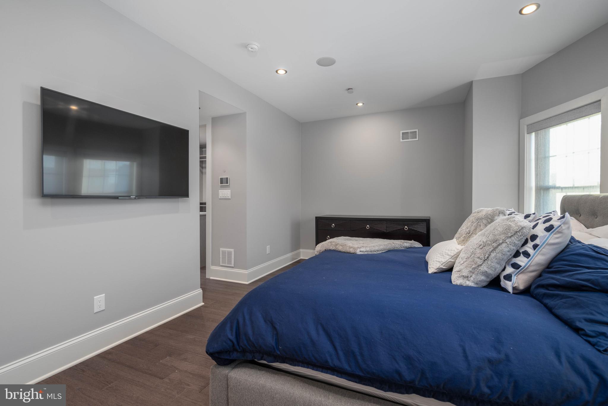 QUEEN VILLAGE - Residential