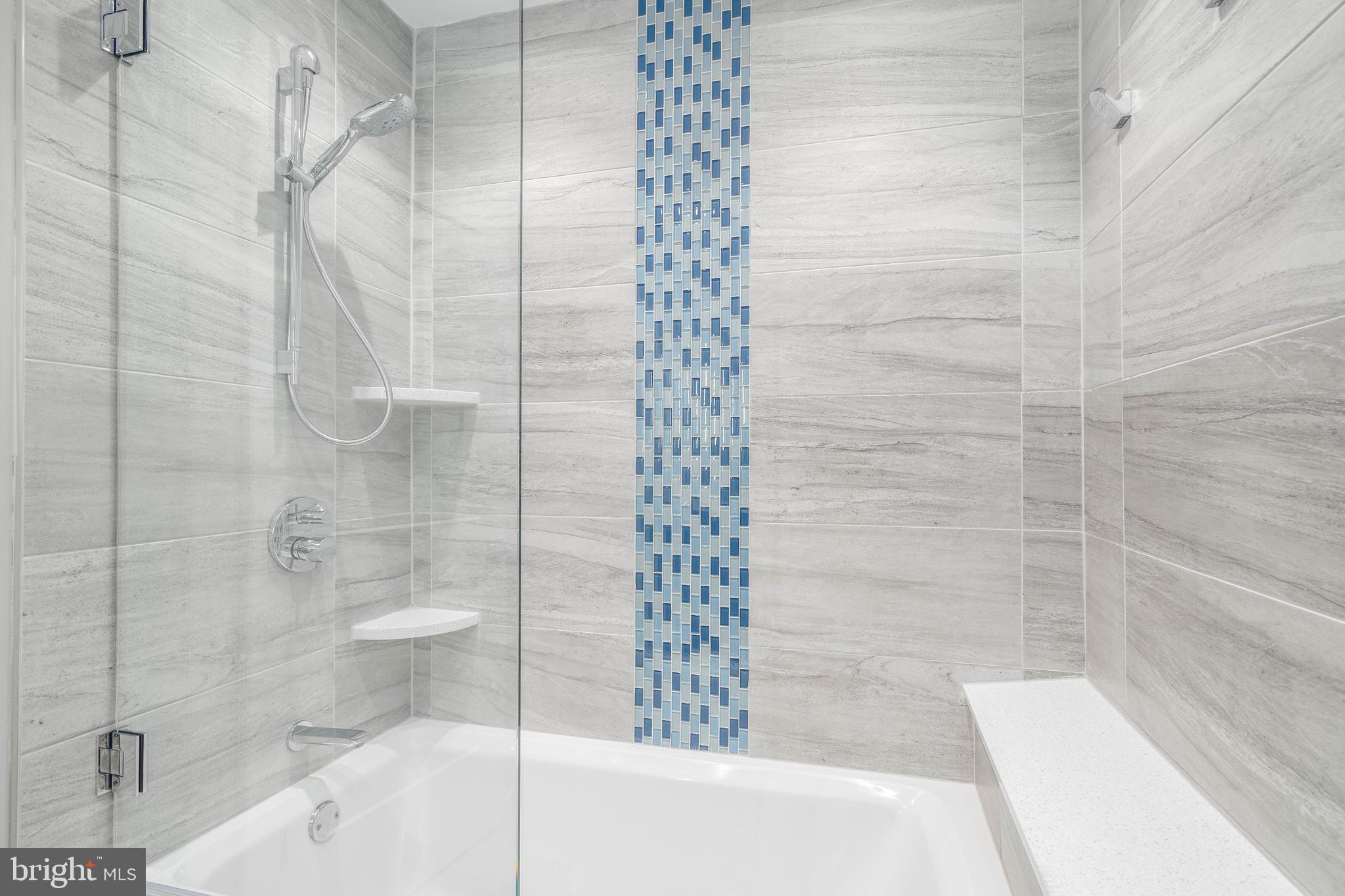 QUEEN VILLAGE - Residential