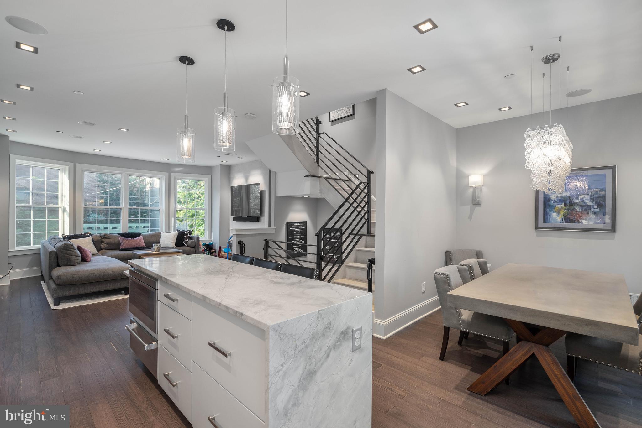 QUEEN VILLAGE - Residential