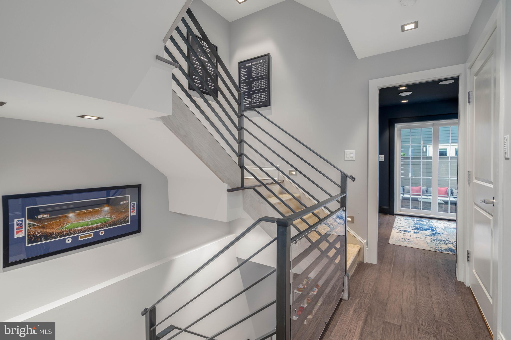 QUEEN VILLAGE - Residential