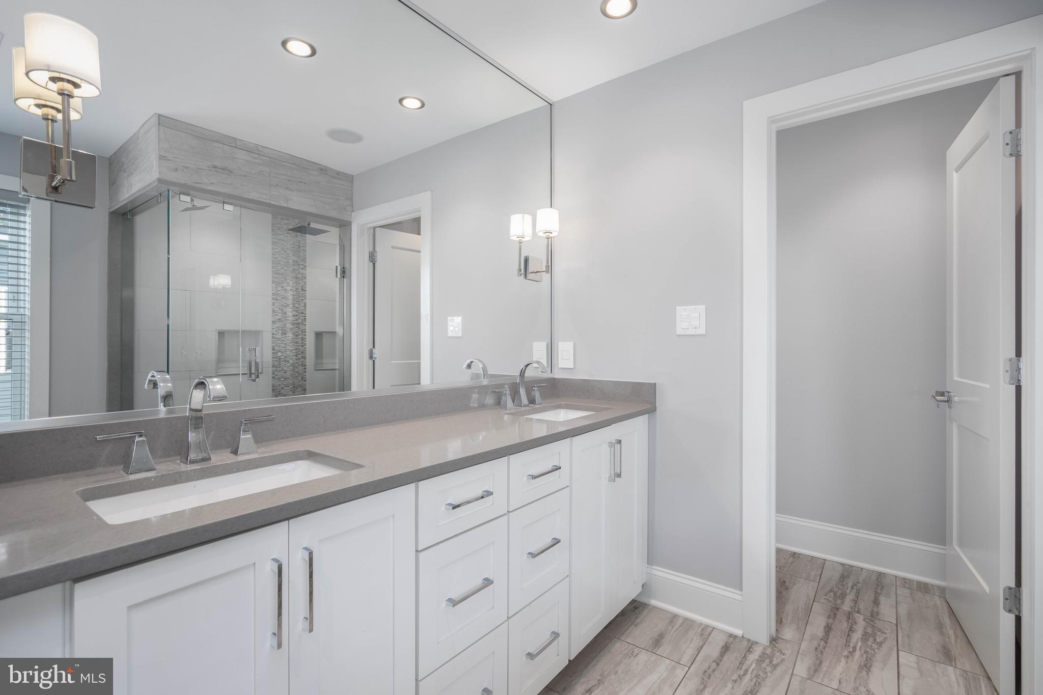 QUEEN VILLAGE - Residential