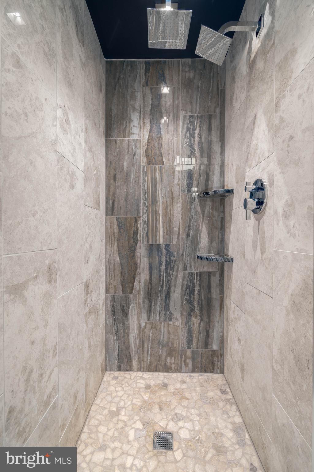 QUEEN VILLAGE - Residential